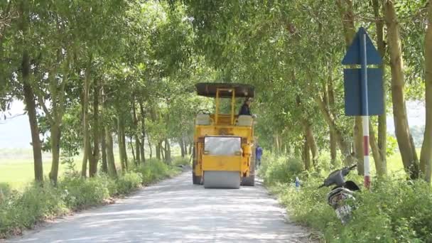 Worker control steamroller working in road — Stock Video