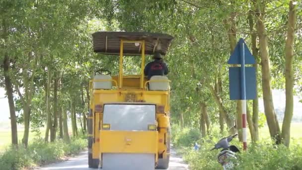Worker control steamroller working in road — Stock Video