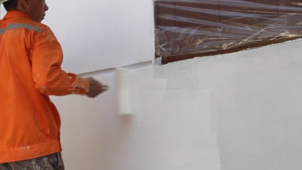 Målare måla väggen i hem — Stockvideo