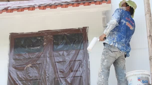 Pintor de pared de pintura en casa — Vídeo de stock