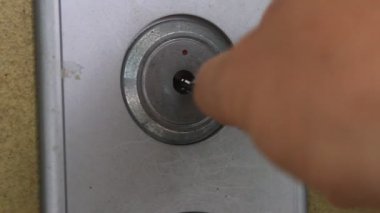 Güvenlik kasaları anahtarla aç