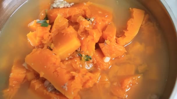 Pumpkin soup cooked pork — Stock Video