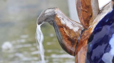 su pot aşağı akar.