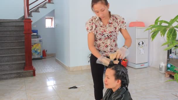 Fryzjer koloryzacji włosów dla klienta — Wideo stockowe