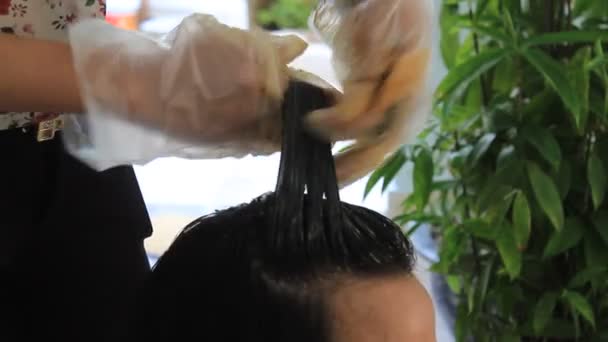 Barber μαλλιά χρωματισμό για πελάτη — Αρχείο Βίντεο