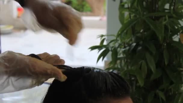 Barbeiro coloração de cabelo para o cliente — Vídeo de Stock