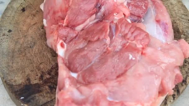 Schweineverarbeitung mit Messer — Stockvideo