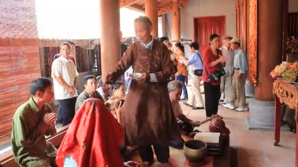 Groep van mensen ceremonie in de tempel — Stockvideo