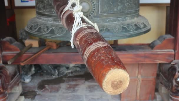 Гигантский колокол из латуни — стоковое видео