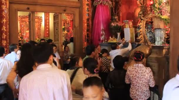 Grupo de pessoas cerimônia no templo — Vídeo de Stock