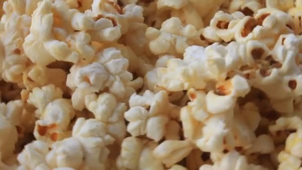 Witte popcorn in plastic zak met — Stockvideo