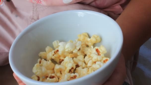 Boca chico comer palomitas de maíz — Vídeo de stock