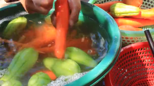 Пілінг, миття овочів і фруктів — стокове відео