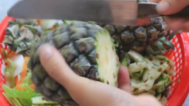 Kvinna peeling ananas, vietnam — Stockvideo