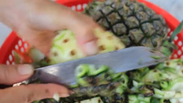 Frau schält Ananas, Vietnam — Stockvideo