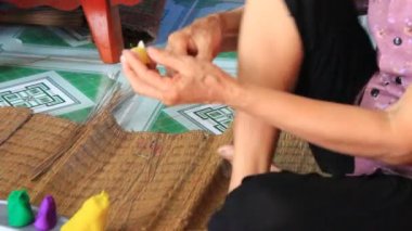 yaşlı kadın sıkmak toys renkli pirinç tozu ile çocuklar için