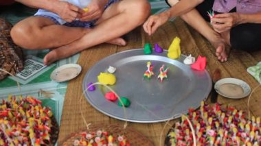 bir aile, renkli pirinç tozu ile çocuklar için oyuncaklar sıkmak