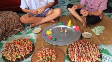 bir aile, renkli pirinç tozu ile çocuklar için oyuncaklar sıkmak