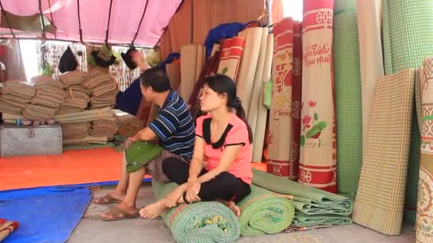 Mercado venda tapetes de cama — Vídeo de Stock