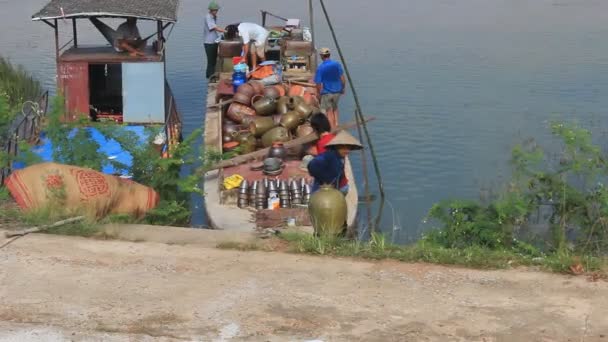 Pessoas trazem cerâmica de barcos no mercado — Vídeo de Stock