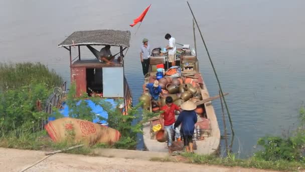 La gente trae cerámica de los barcos en el mercado — Vídeo de stock