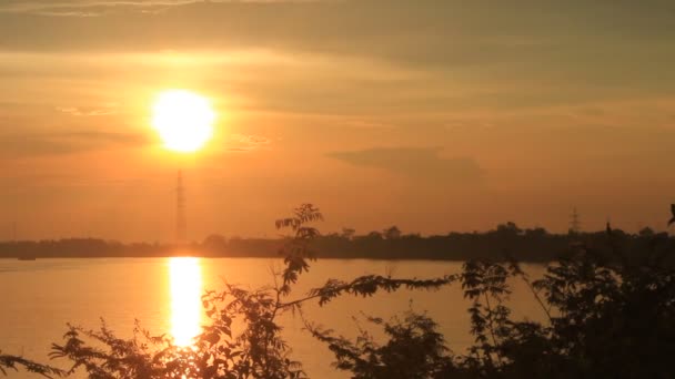 Solnedgång på floden — Stockvideo