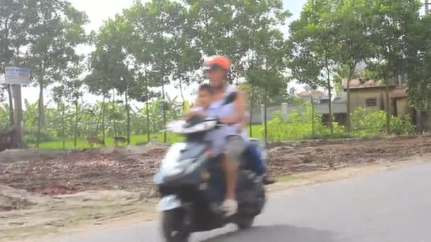 Estudiantes caminando y en bicicleta en la carretera — Vídeos de Stock