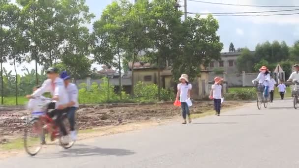 Estudantes caminhando e pedalando na estrada — Vídeo de Stock