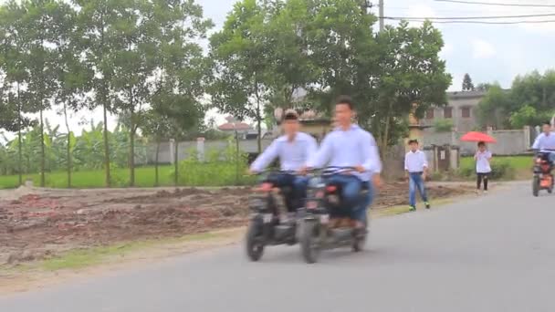 Estudiantes caminando y en bicicleta en la carretera — Vídeos de Stock