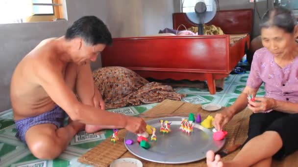 Una familia exprimir juguetes para niños con polvo de arroz de color — Vídeos de Stock