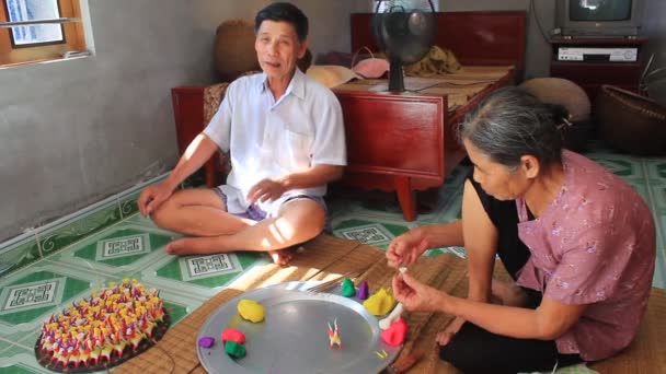 Una familia exprimir juguetes para niños con polvo de arroz de color — Vídeos de Stock