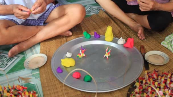 Μια οικογένεια αποσπάσουν παιχνίδια για τα παιδιά με Χρωματιστό ρύζι σκόνη — Αρχείο Βίντεο