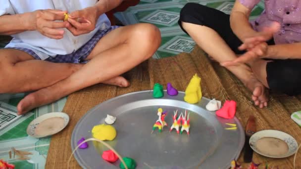 Uma família espremer brinquedos para crianças com pó de arroz colorido — Vídeo de Stock