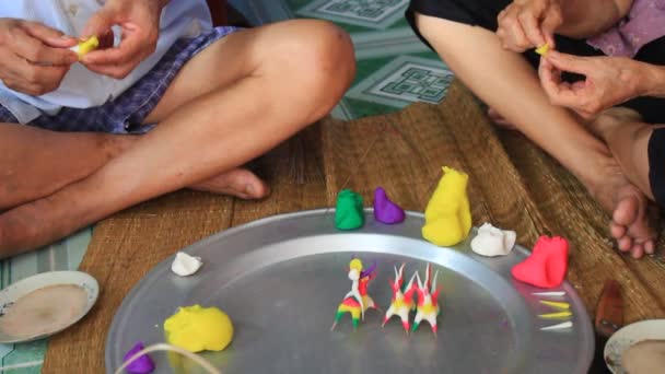 Una famiglia spremere i giocattoli per i bambini con polvere di riso colorata — Stockvideo