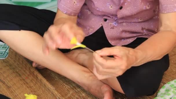 Vieille femme serrer des jouets pour les enfants avec de la poudre de riz colorée — Video