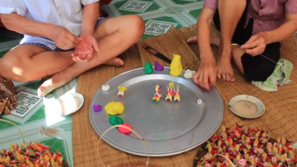 Μια οικογένεια αποσπάσουν παιχνίδια για τα παιδιά με Χρωματιστό ρύζι σκόνη — Αρχείο Βίντεο