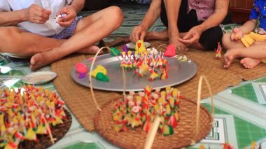 bir aile, renkli pirinç tozu ile çocuklar için oyuncaklar sıkmak