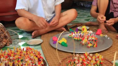 bir aile, renkli pirinç tozu ile çocuklar için oyuncaklar sıkmak