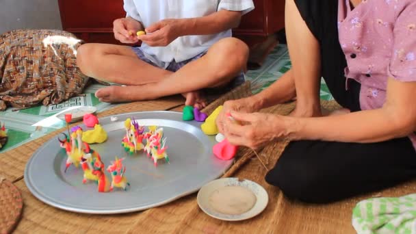 Una familia exprimir juguetes para niños con polvo de arroz de color — Vídeos de Stock