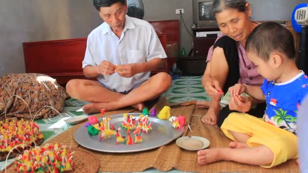 Una familia exprimir juguetes para niños con polvo de arroz de color — Vídeo de stock