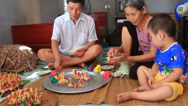 Una familia exprimir juguetes para niños con polvo de arroz de color — Vídeos de Stock