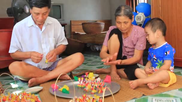 Una familia exprimir juguetes para niños con polvo de arroz de color — Vídeos de Stock