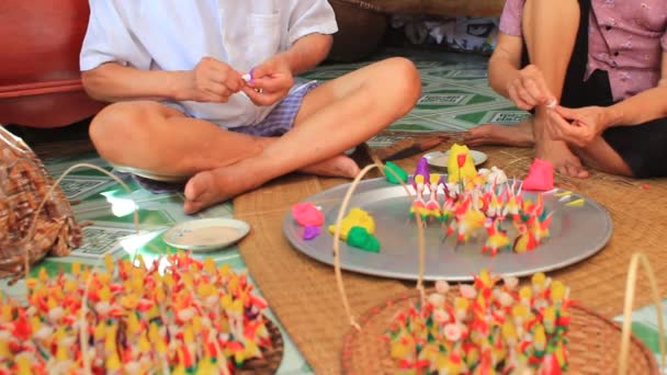 Una famiglia spremere i giocattoli per i bambini con polvere di riso colorata — Stockvideo