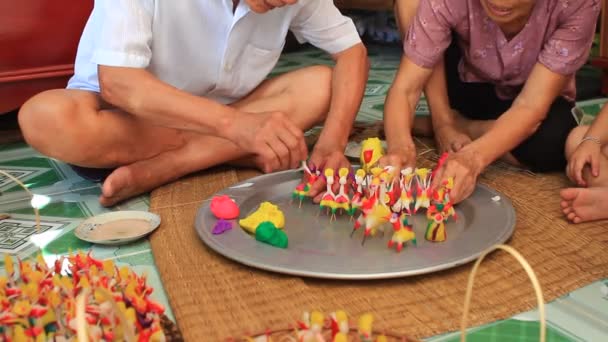 Семья сжимает игрушки для детей с цветным рисовым порошком — стоковое видео