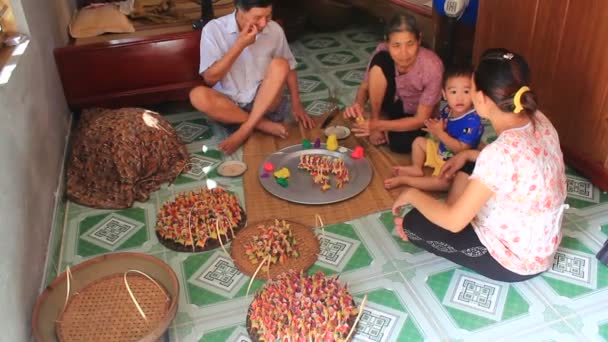 一个家庭为孩子用有色的稻粉挤压玩具 — 图库视频影像
