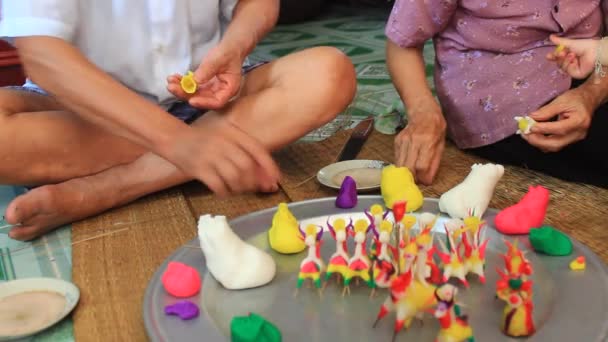 Une famille presser des jouets pour les enfants avec de la poudre de riz colorée — Video