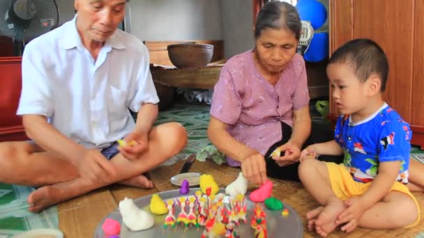 Семья сжимает игрушки для детей с цветным рисовым порошком — стоковое видео