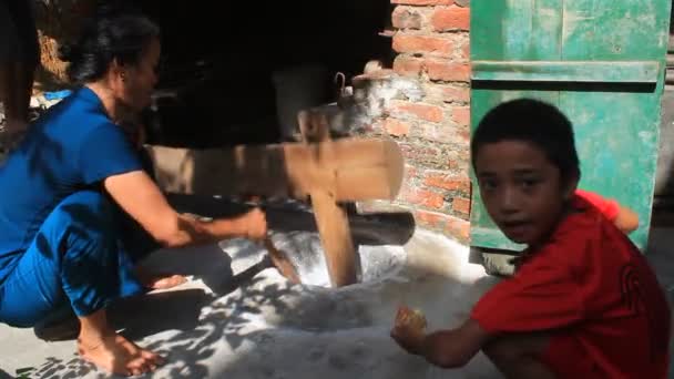 Фермеры колотят рис в муку — стоковое видео