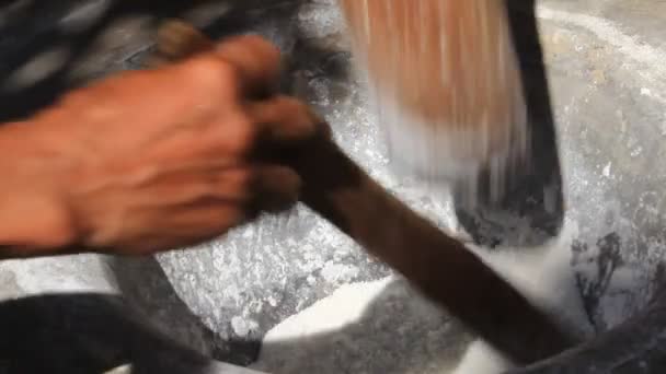 Agricoltori che martellano il riso nella farina — Video Stock