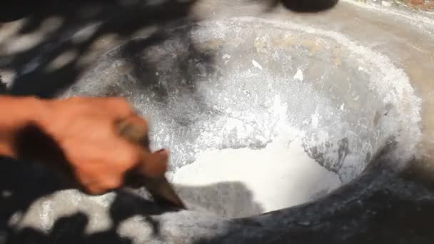 Agricultores machacando arroz en harina — Vídeo de stock